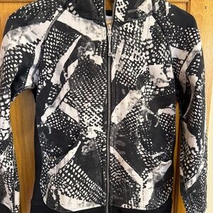 Lululemon Scuba Hoodie Static Mist Black White in Size 6